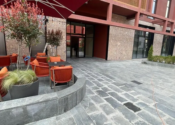 Garden Building Luxury 地拉那