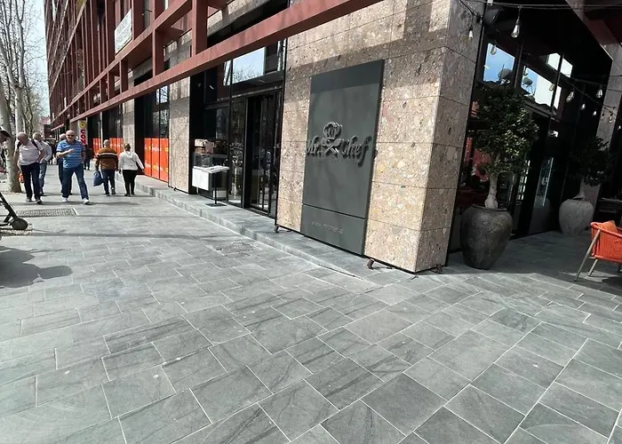 Garden Building Luxury 地拉那